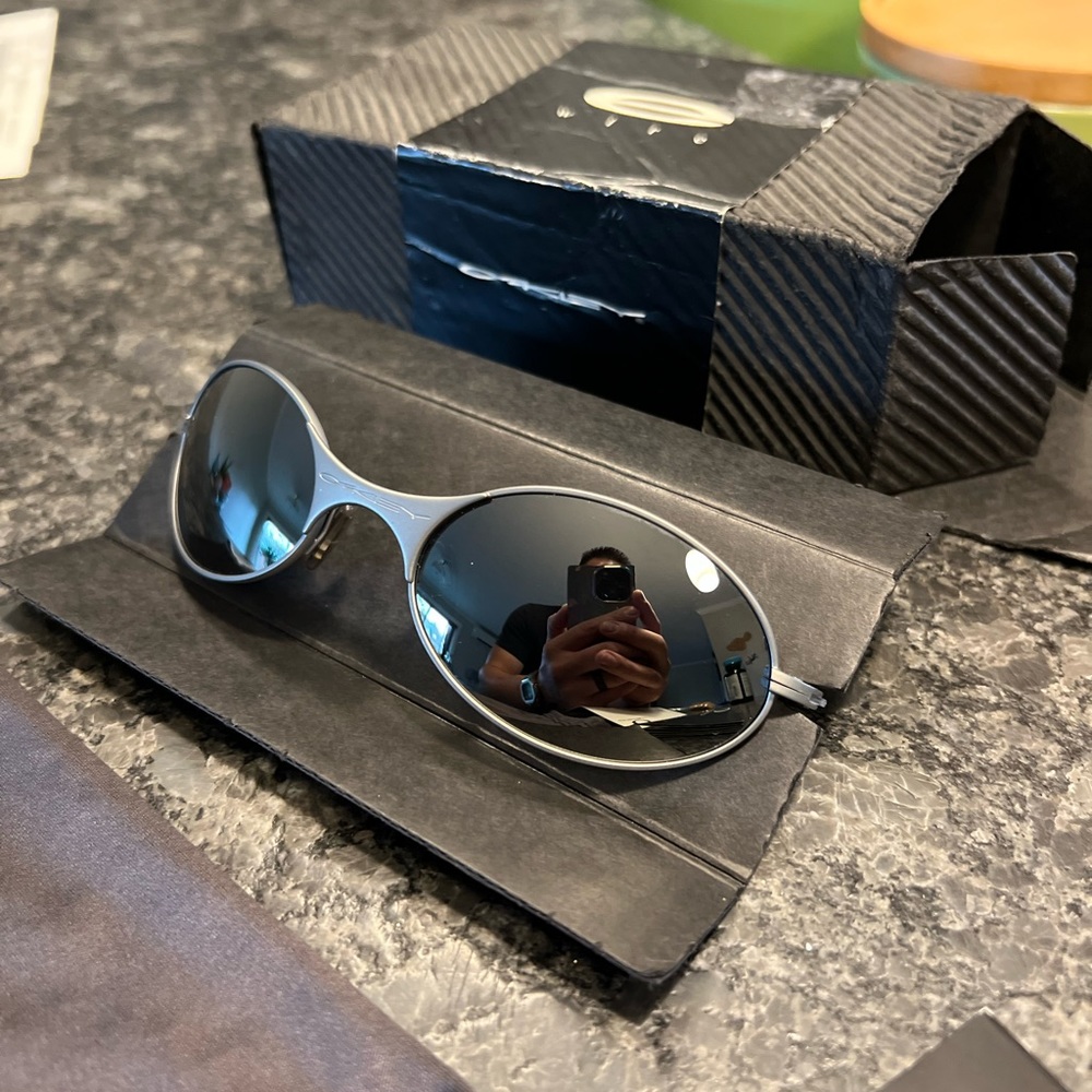 Oakley Vintage E-Wire (1996) sunglasses light frame/ black iridium lenses